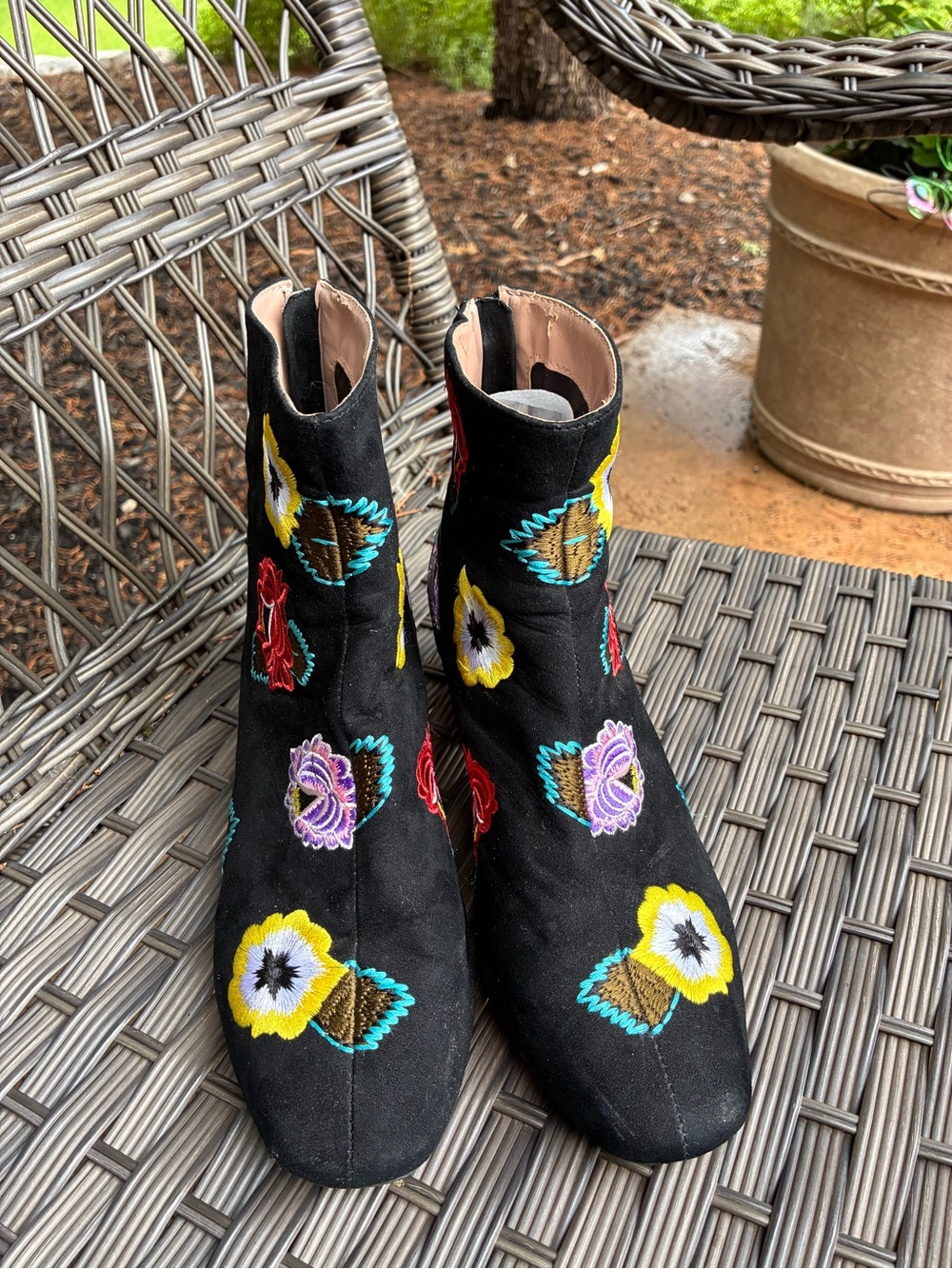 Betsey Johnson Black Embroidered Floral Ankle Boots size 61/2 - Picture 2 of 6